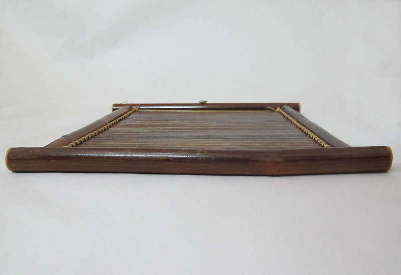 Tranh đôi bạn cùng tiến, được làm từ tre hun khói