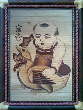 Tranh tre Phú Quý - em bé ôm vịt, chất liệu tre hun khói